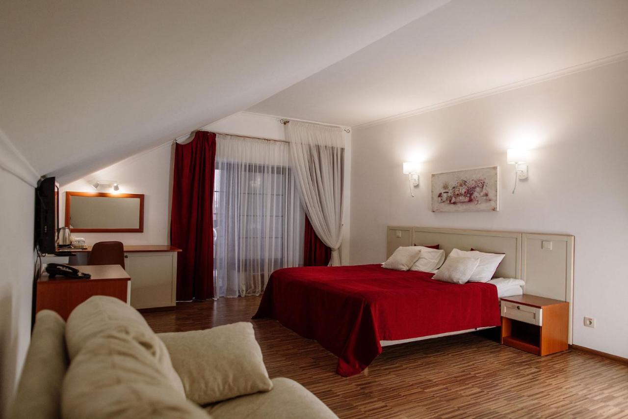 Veselyj Zajets Hotel Pirnove Exterior photo